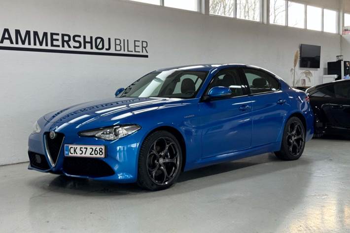 Blå Alfa Romeo Giulia fra 2016