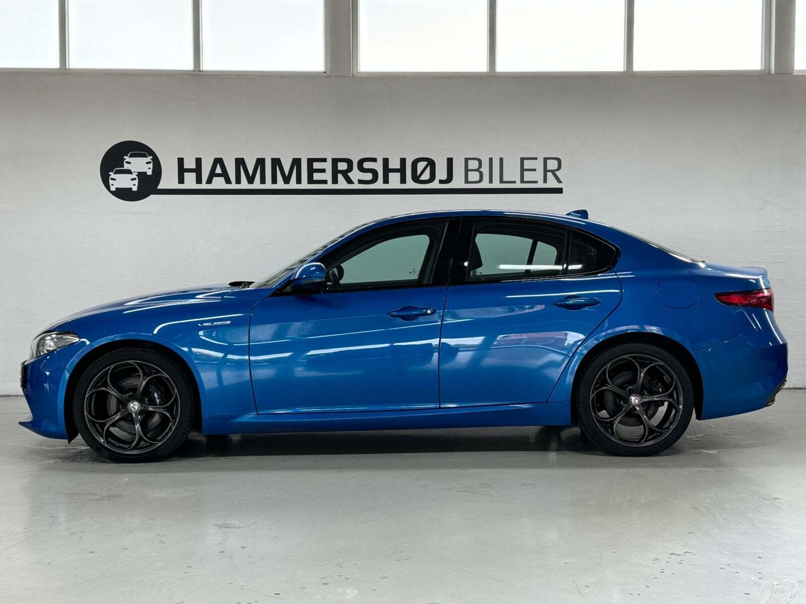 Blå Alfa Romeo Giulia fra 2016