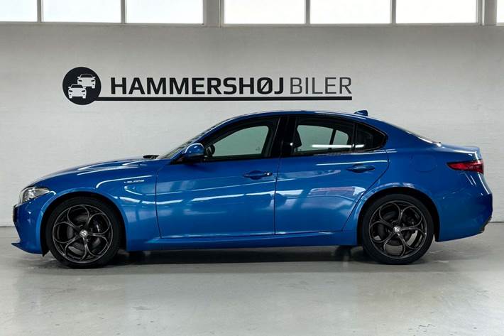 Blå Alfa Romeo Giulia fra 2016