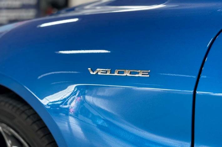 Blå Alfa Romeo Giulia fra 2016