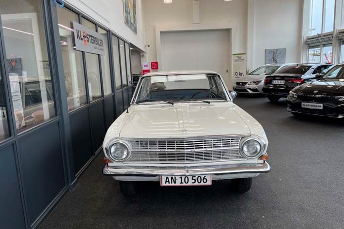 Hvid Opel Rekord fra 1966