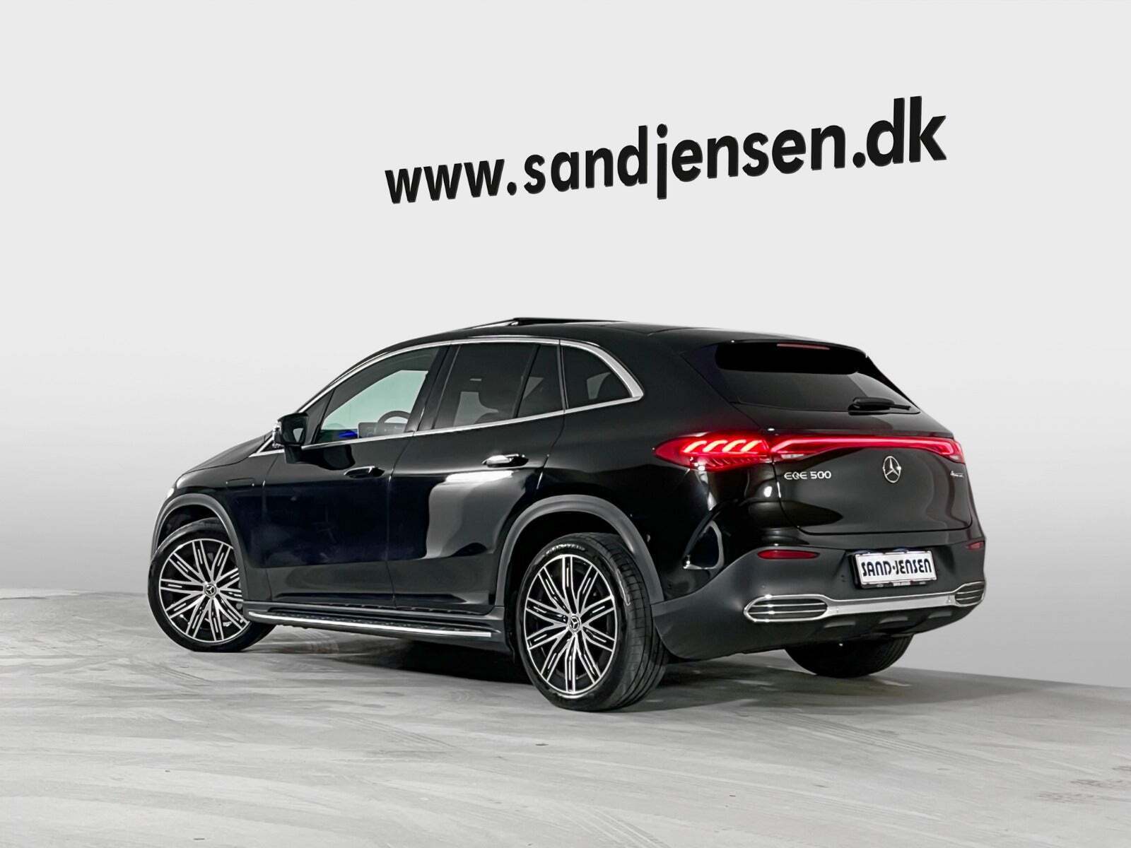 Sort Mercedes EQE500 SUV fra 2023