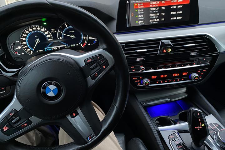 Hvid BMW 5-Serie fra 2018