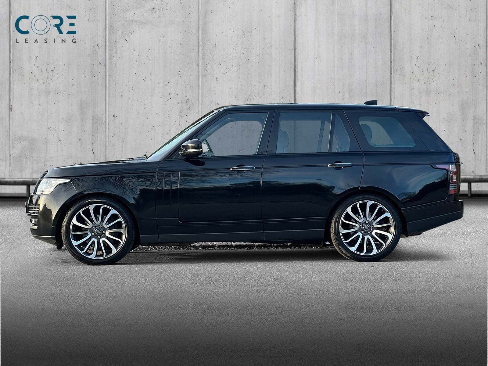 Sort Land Rover Range Rover fra 2017 set udefra