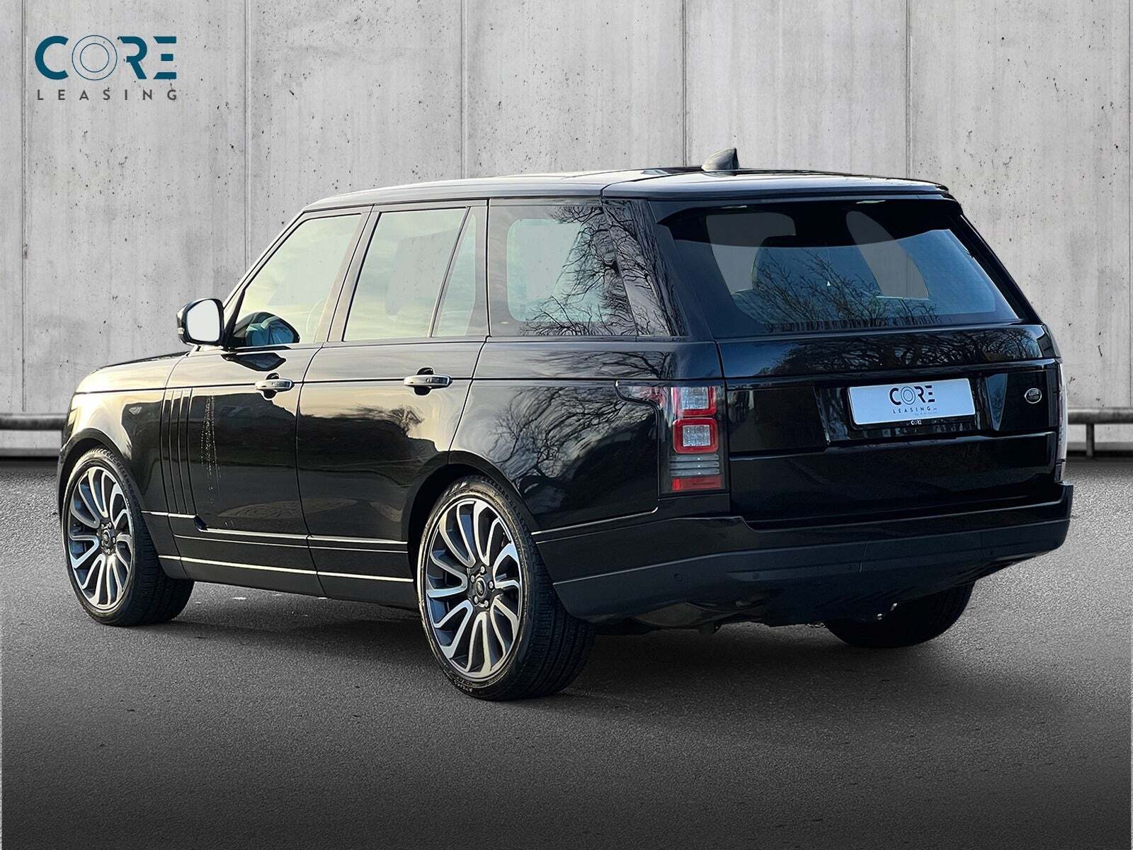 Sort Land Rover Range Rover fra 2017 set udefra