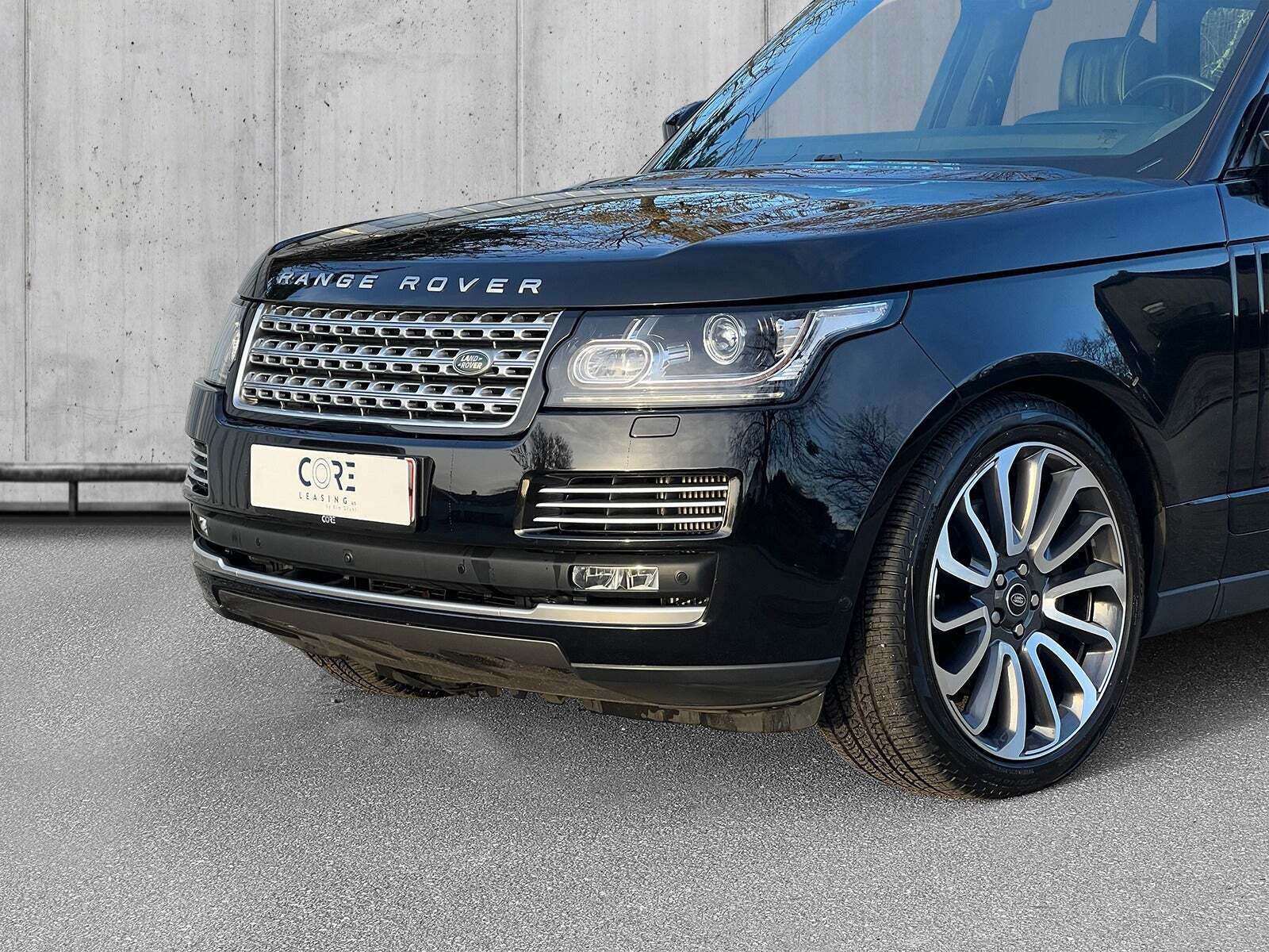 Sort Land Rover Range Rover fra 2017 set udefra