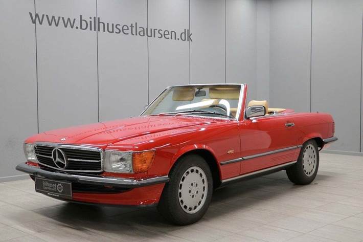 Rød Mercedes 560 SL fra 1987 set udefra