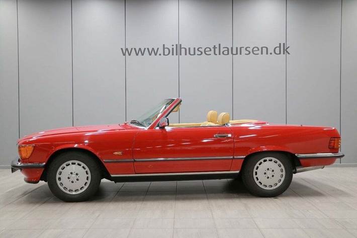 Rød Mercedes 560 SL fra 1987 set udefra