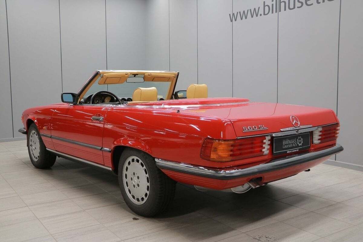 Rød Mercedes 560 SL fra 1987 set udefra