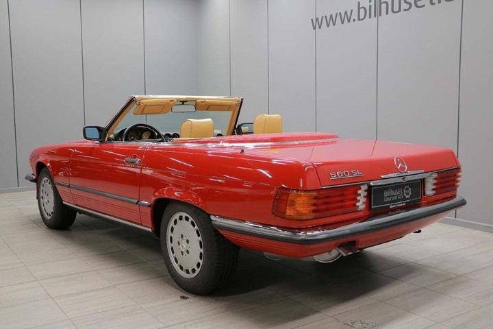 Rød Mercedes 560 SL fra 1987 set udefra