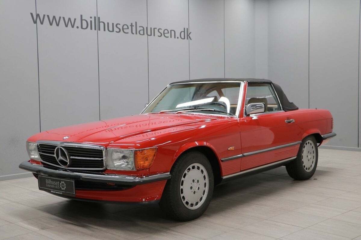 Rød Mercedes 560 SL fra 1987 set udefra