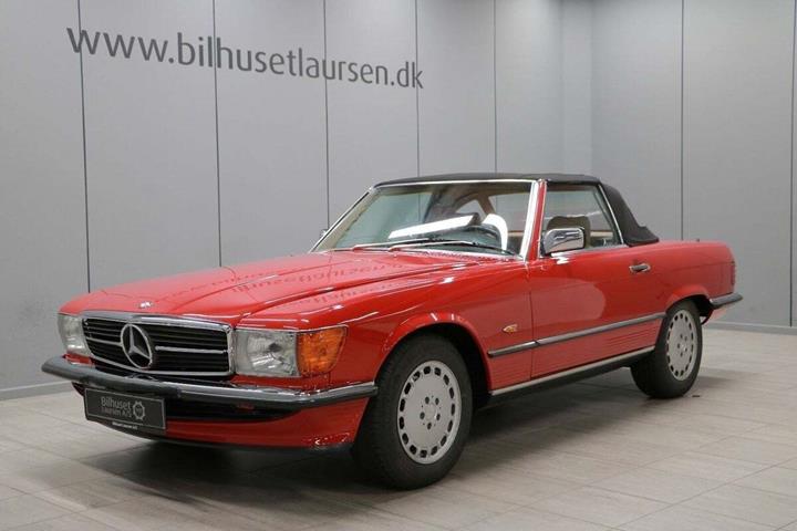Rød Mercedes 560 SL fra 1987 set udefra