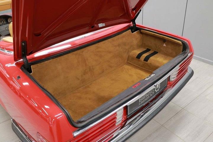 Rød Mercedes 560 SL fra 1987 set indefra