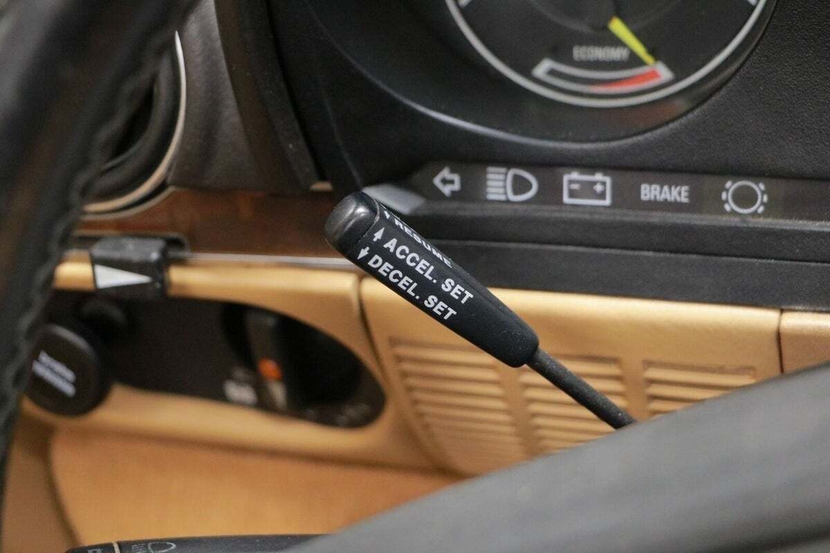 Rød Mercedes 560 SL fra 1987 set indefra