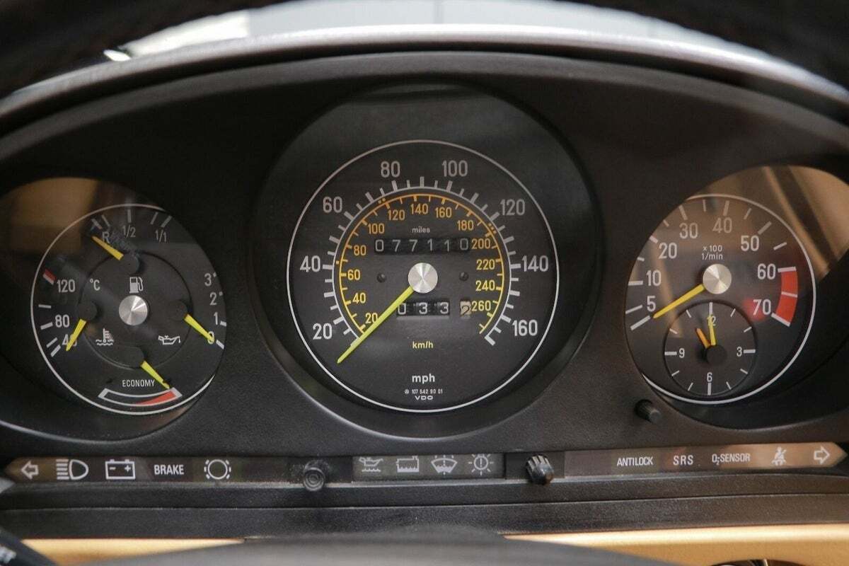 Rød Mercedes 560 SL fra 1987 set indefra