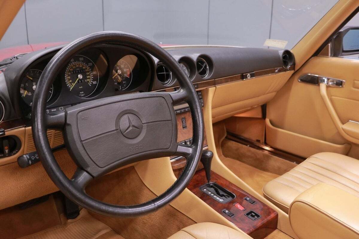 Rød Mercedes 560 SL fra 1987 set indefra