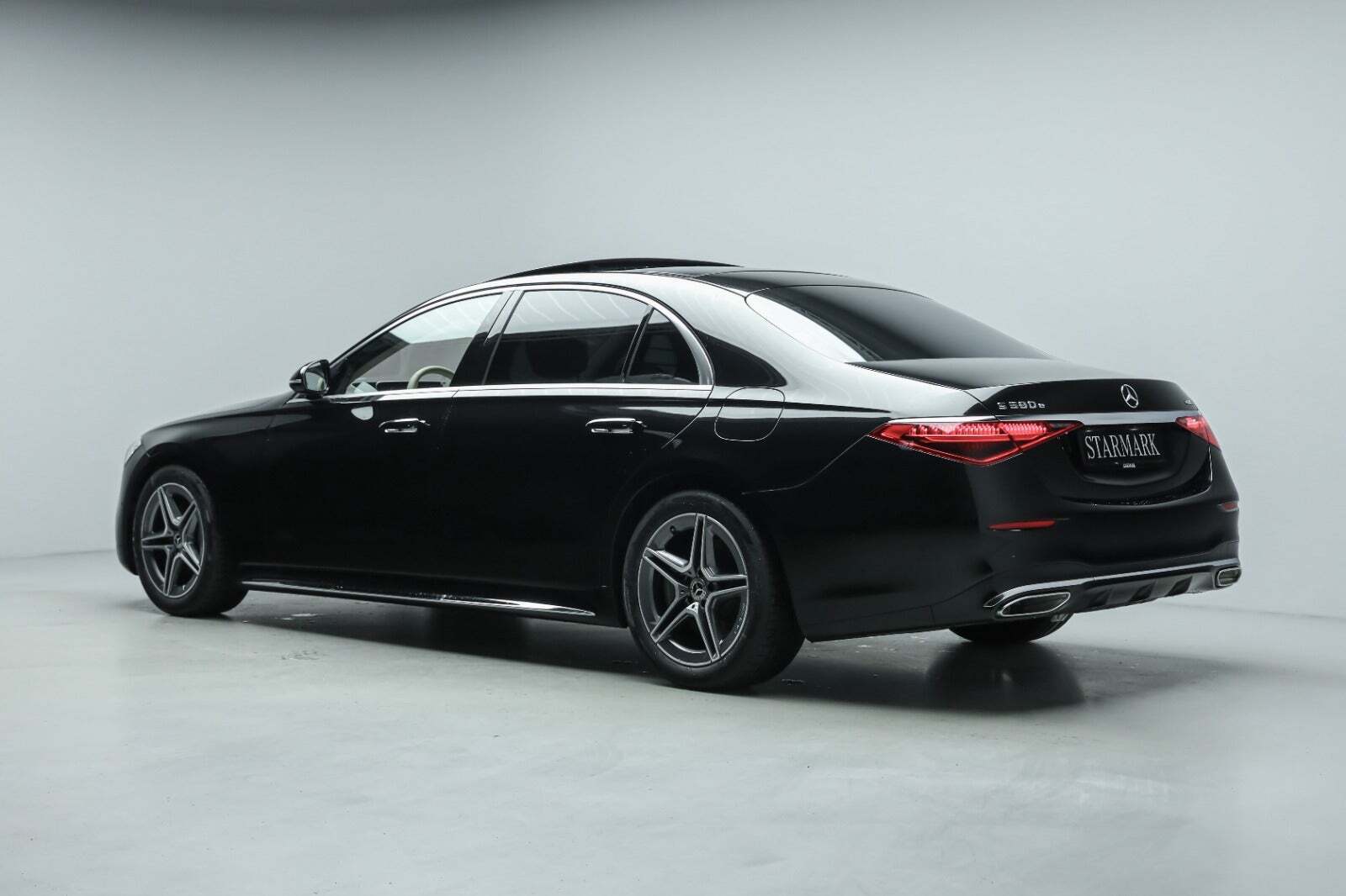 Sort Mercedes S580 e fra 2023