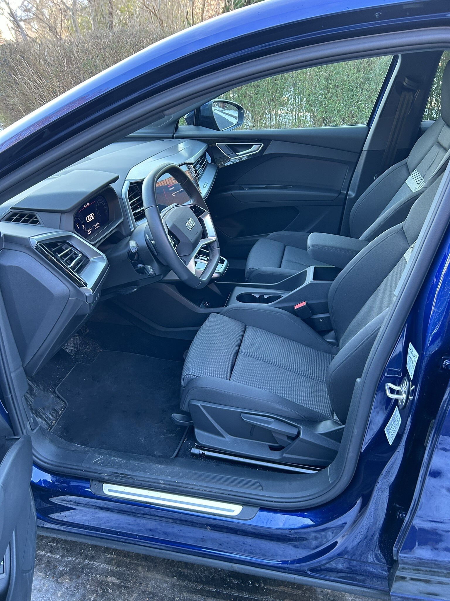Blå Audi Q4 fra 2023