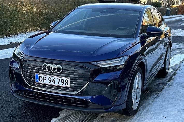 Blå Audi Q4 fra 2023