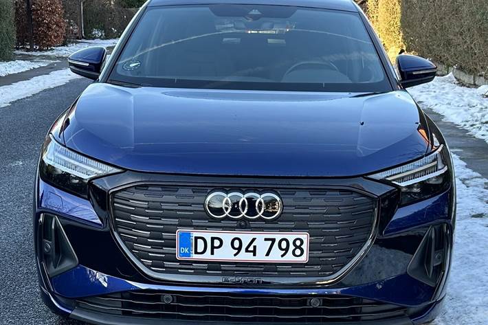 Blå Audi Q4 fra 2023