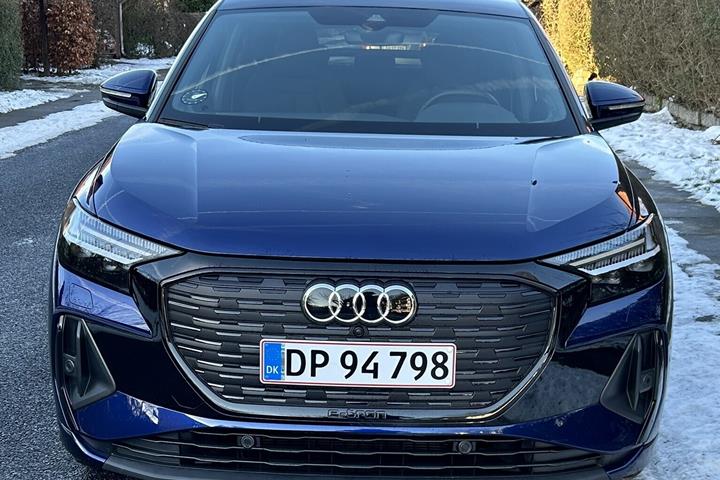Blå Audi Q4 fra 2023