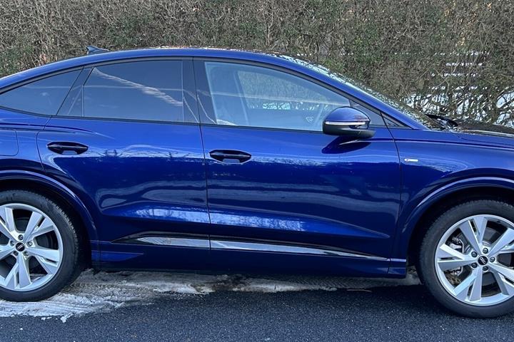 Blå Audi Q4 fra 2023