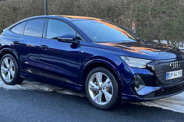 Blå Audi Q4 fra 2023