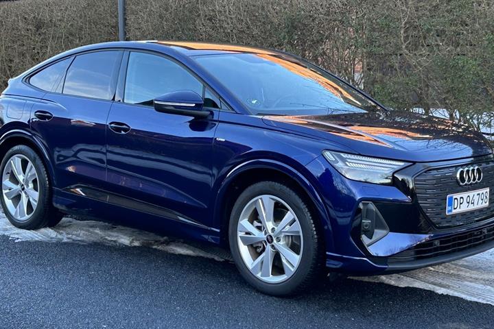 Blå Audi Q4 fra 2023