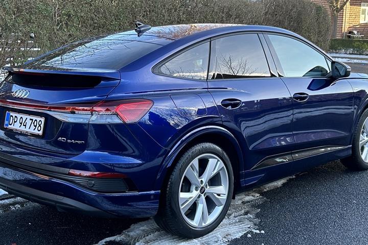 Blå Audi Q4 fra 2023
