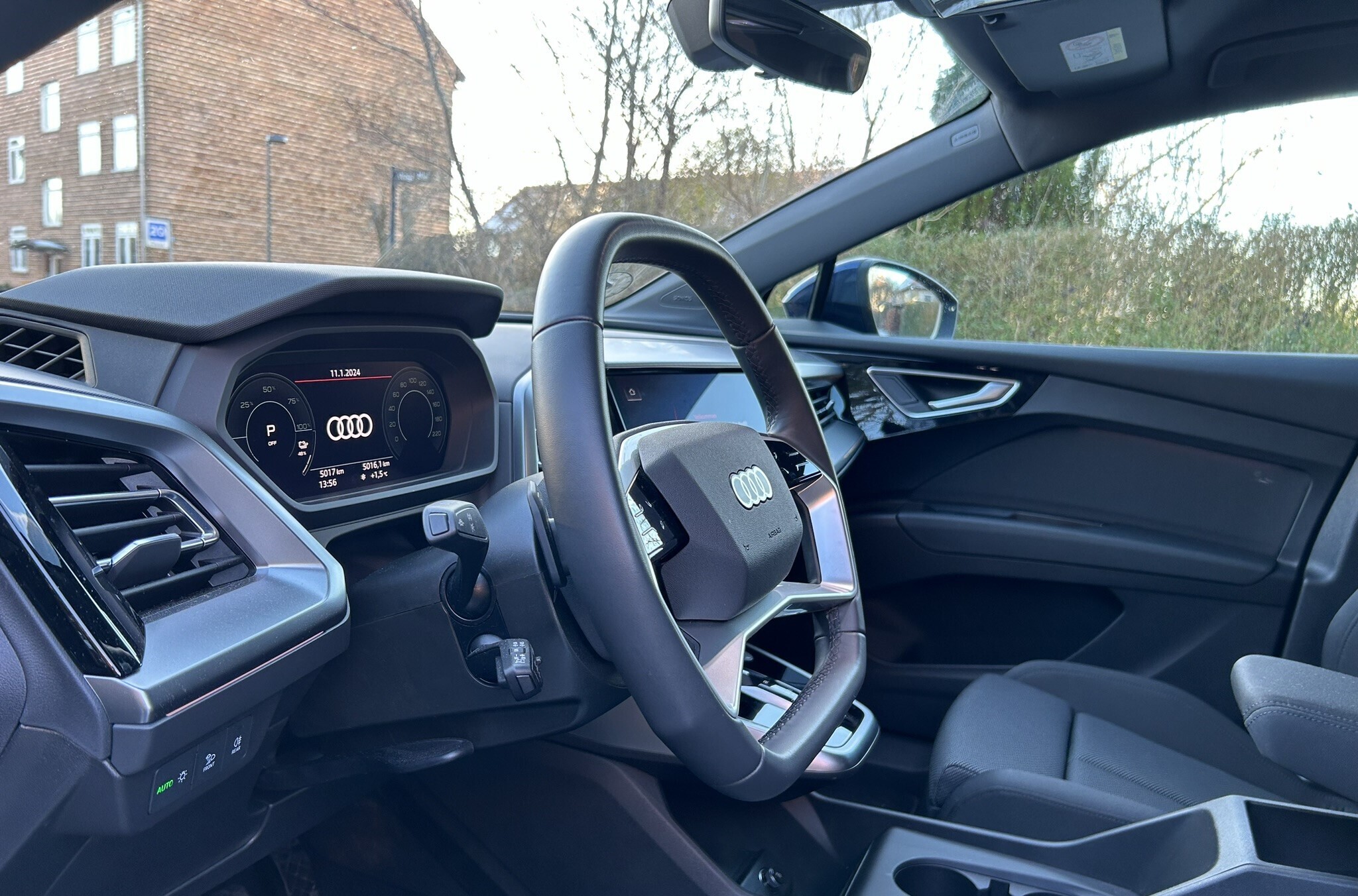 Blå Audi Q4 fra 2023