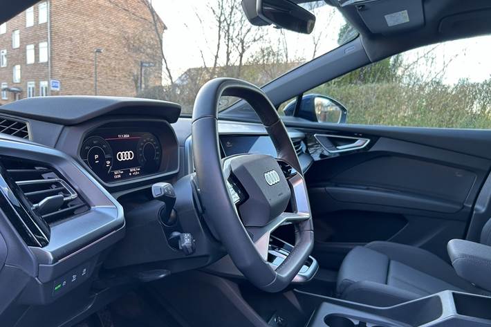 Blå Audi Q4 fra 2023