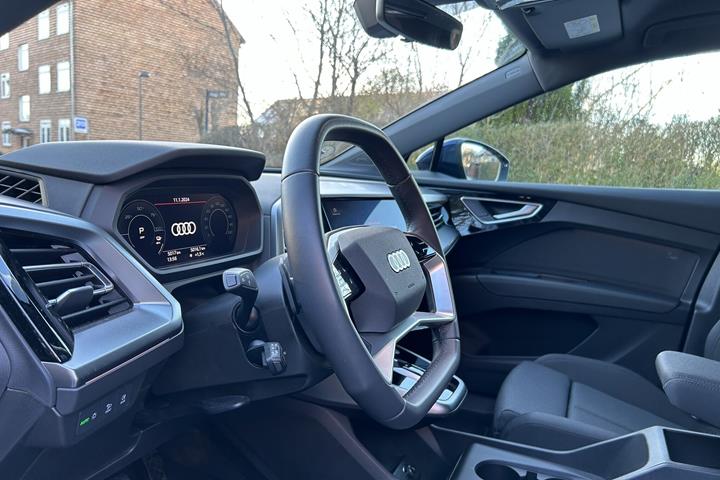 Blå Audi Q4 fra 2023