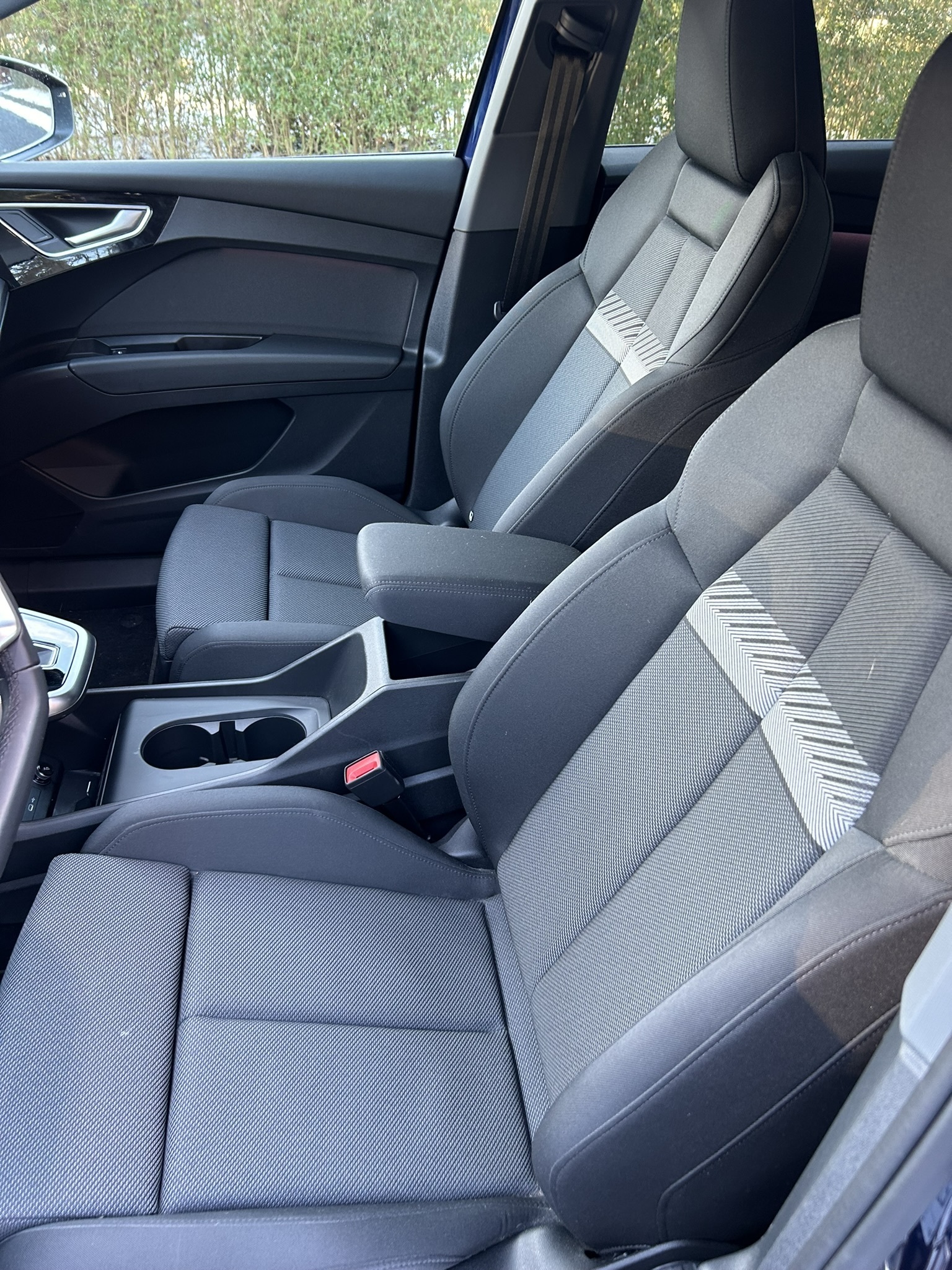 Blå Audi Q4 fra 2023