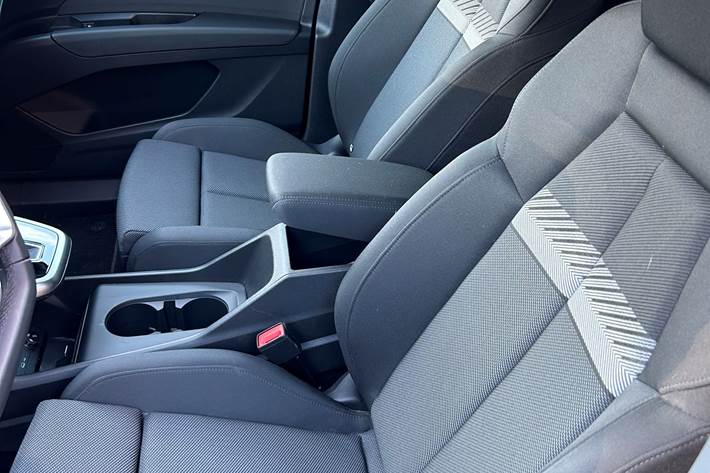 Blå Audi Q4 fra 2023