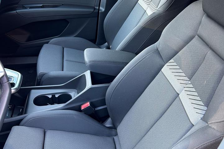 Blå Audi Q4 fra 2023