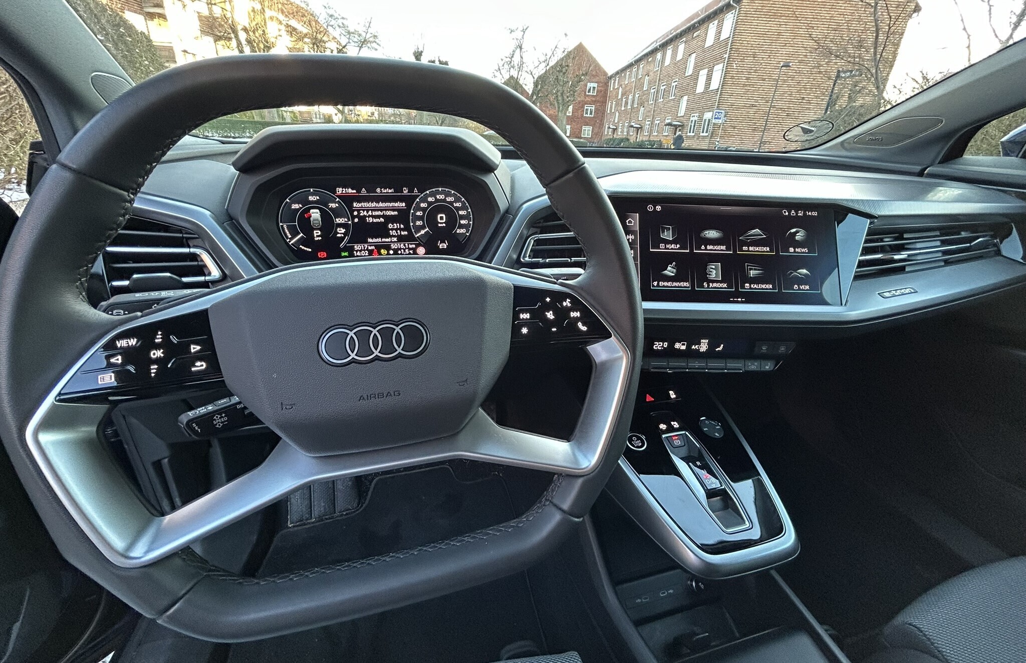 Blå Audi Q4 fra 2023