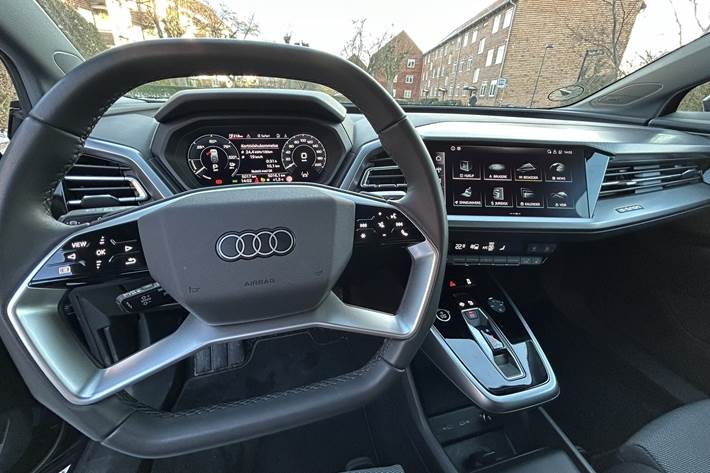 Blå Audi Q4 fra 2023