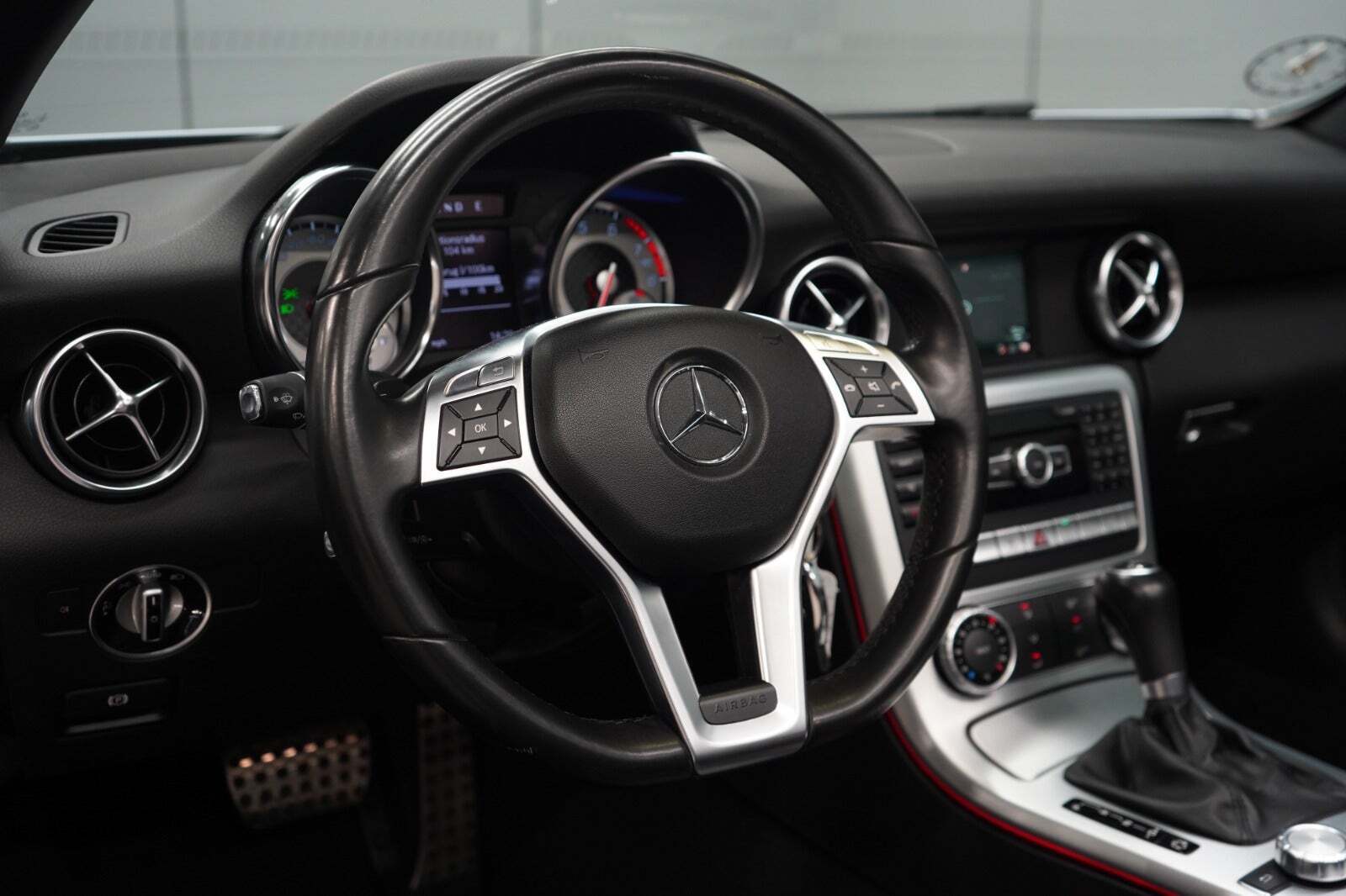 Blå Mercedes SLK200 fra 2015 set indefra