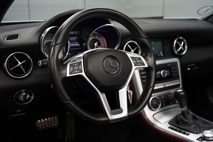 Blå Mercedes SLK200 fra 2015 set indefra