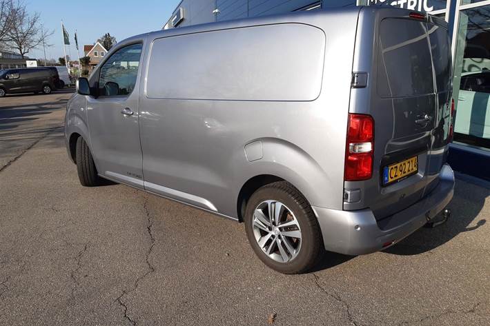 Grå Peugeot e-Expert fra 2021 set udefra