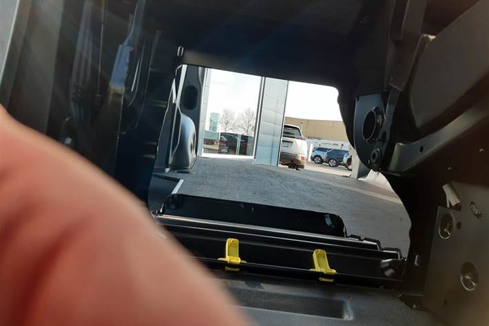 Grå Peugeot e-Expert fra 2021