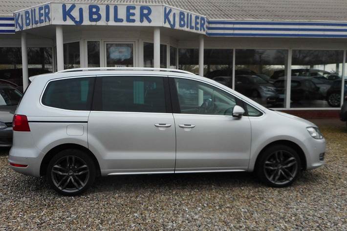 Sølv VW Sharan fra 2013 set udefra