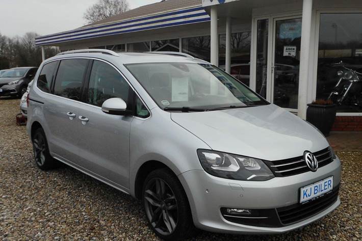 Sølv VW Sharan fra 2013 set udefra