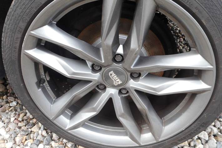 Sølv VW Sharan fra 2013 set udefra