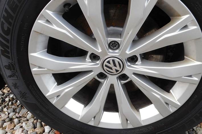 Grå VW Tiguan fra 2018