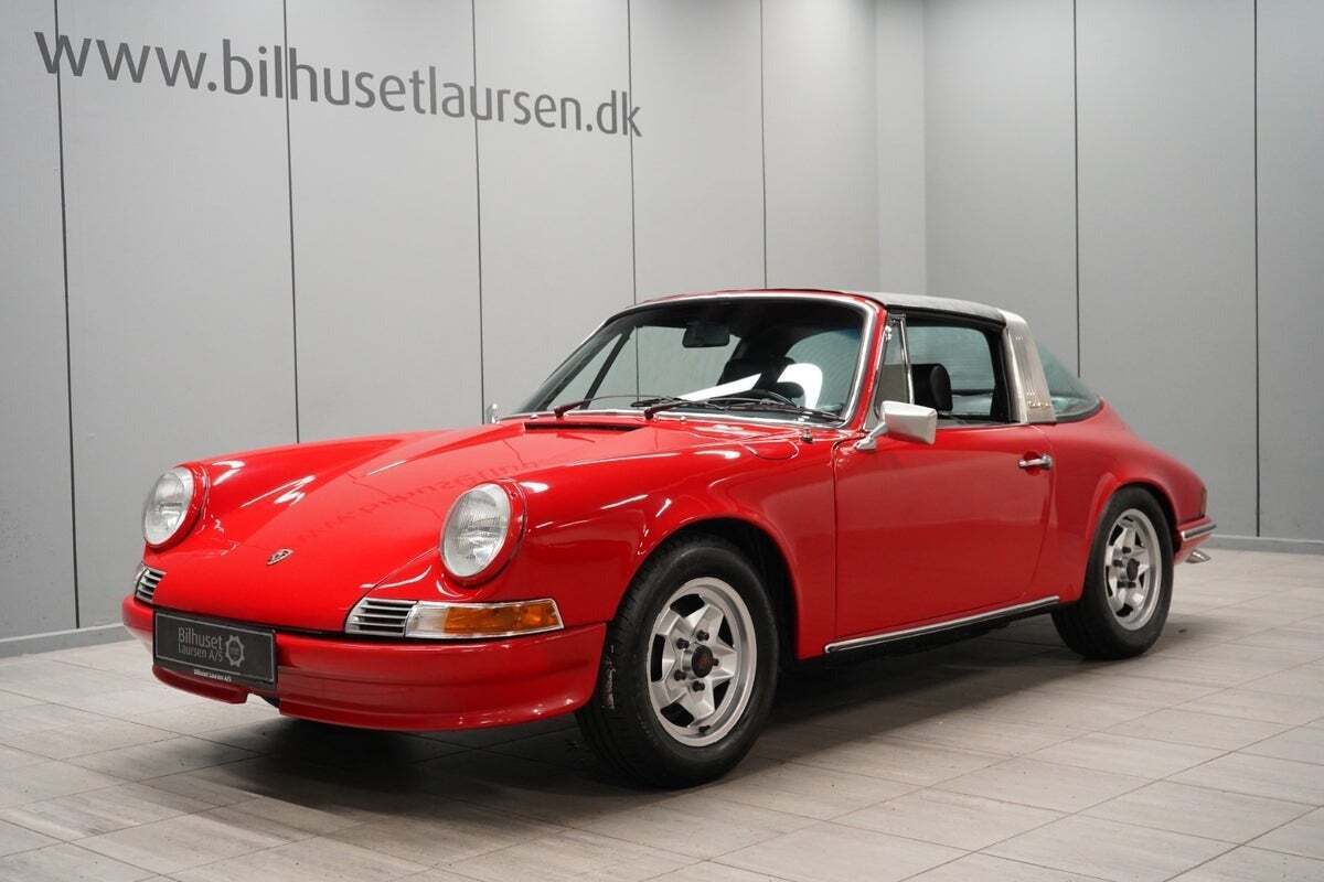 Rød Porsche 911 fra 1970 set udefra