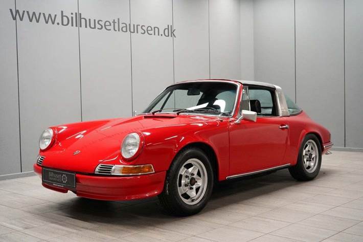 Rød Porsche 911 fra 1970 set udefra