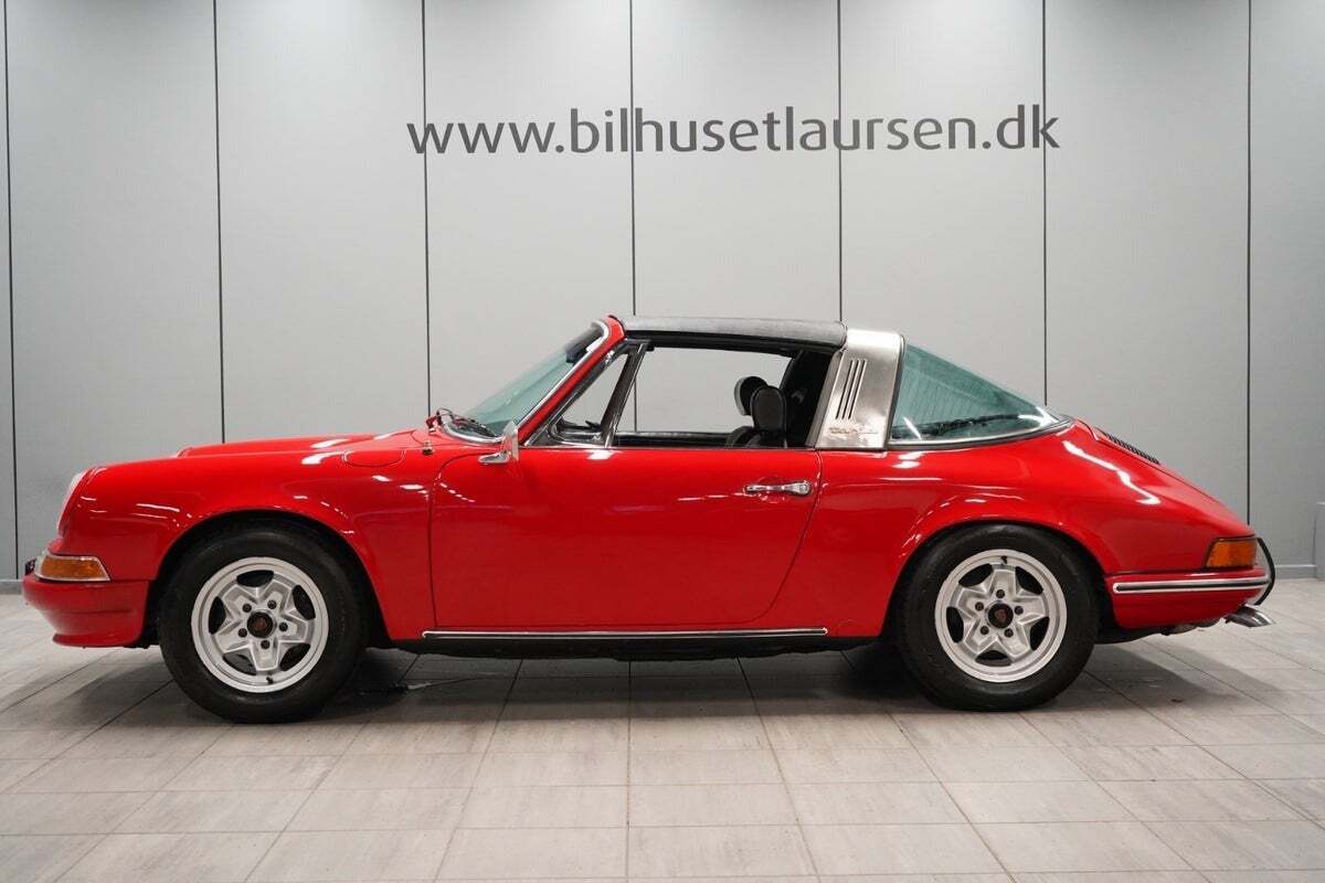 Rød Porsche 911 fra 1970 set udefra