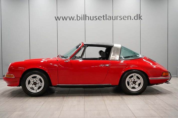 Rød Porsche 911 fra 1970 set udefra