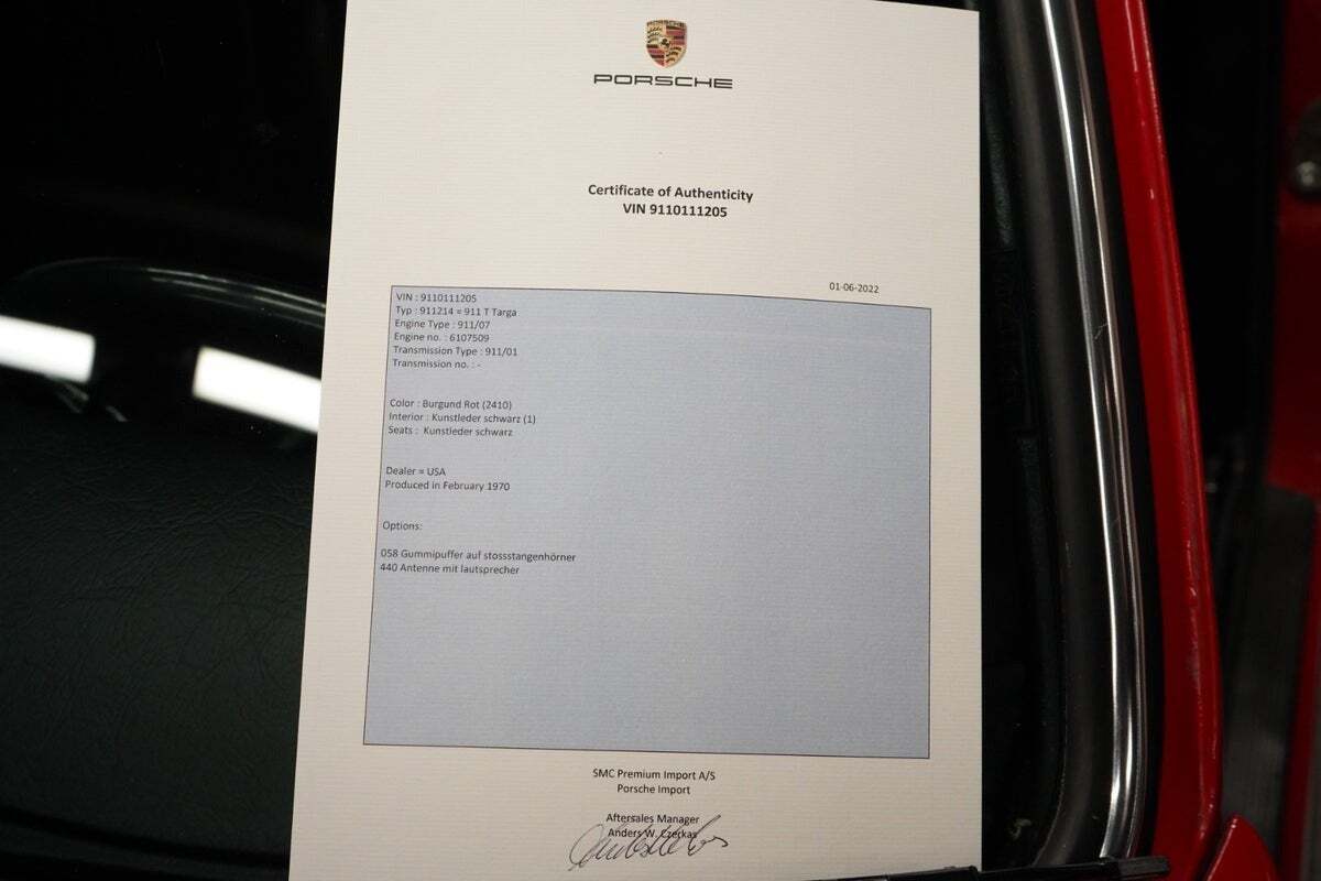 Rød Porsche 911 fra 1970 set udefra